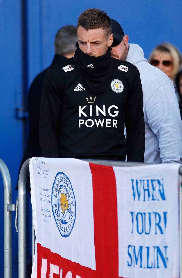 Jamie Vardy looks at tributes left for Leicester City