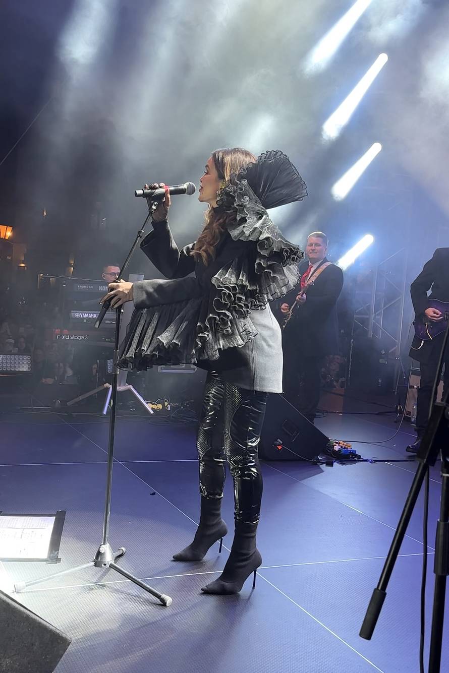 Severina je u raskošnom outfitu dočekala 2024.: 'Sretna sam jer sam ovdje zajedno sa sinom...'