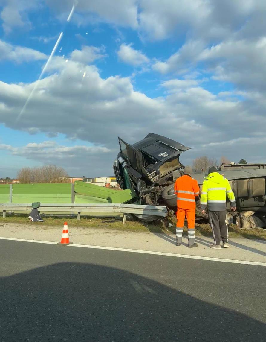 Dramatične fotografije s A4: Kamionu pukla guma u vožnji! Sletio s ceste pa probio ogradu