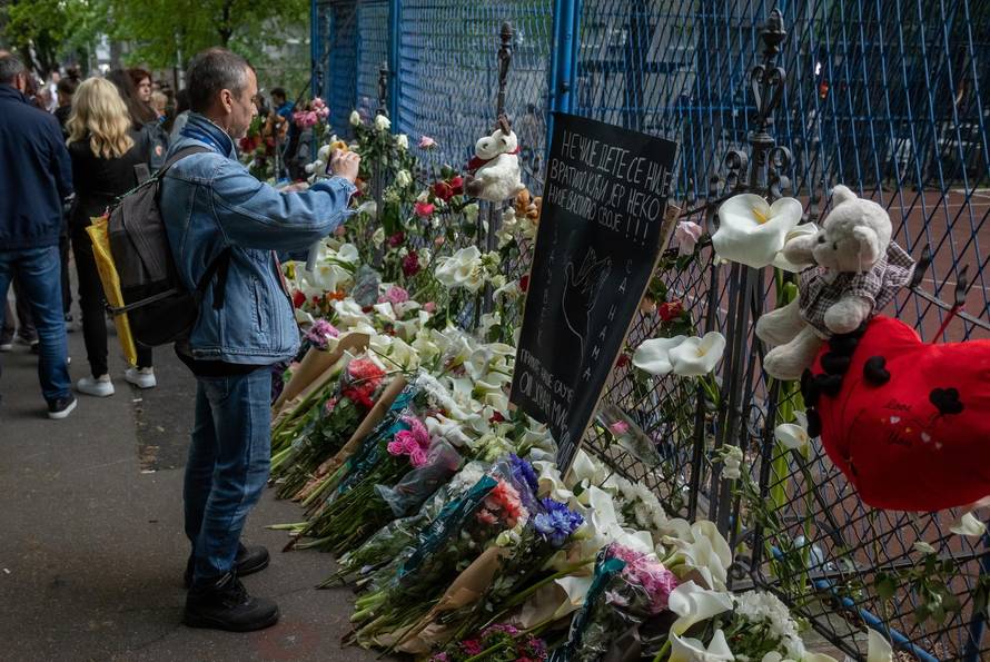 Beograd: Veliki broj građana polaže cvijeće i pali svijeće ispred škole gdje je ubijeno devetero ljudi