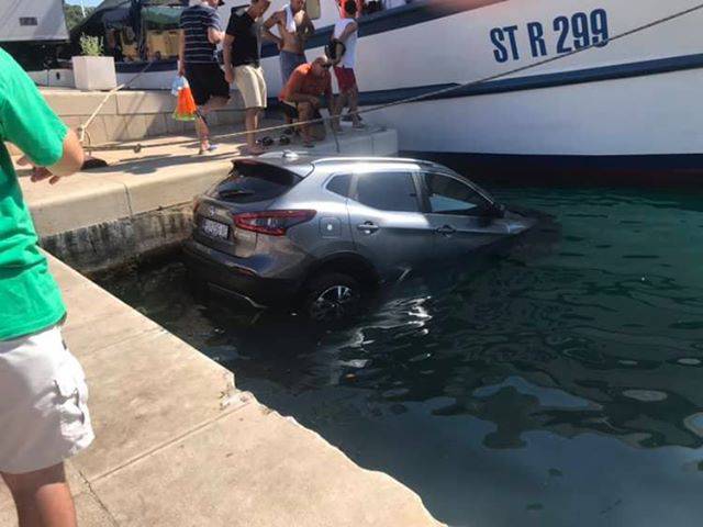 Zaboravio podići ručnu: Auto  mu je na Visu završio u moru