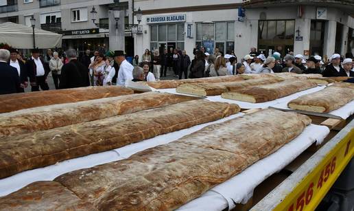 FOTO Slavonski Brod oborio rekord: Na Pogačafestu ispekli pogaču dugačku 20 metara!