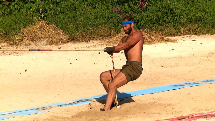 Plavi se spasili u 'Survivoru' i pobijedili crvene: U potezanju konopa dominirali Goran i Nika