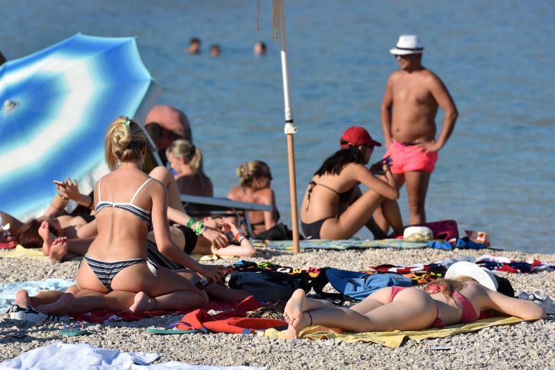 Popustile kočnice: Ljepotice u vrućem klinču na plaži Zrće