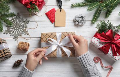 19 ideja kako omotati i ukrasiti božićne darove - od jednostavno elegantnih do šarenih za djecu