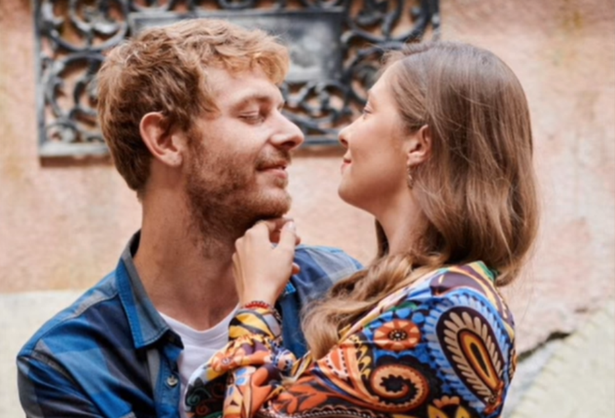 Jagoda Kumrić pozirala je sa suprugom Konstantinom pa pokazala trudnički trbuščić