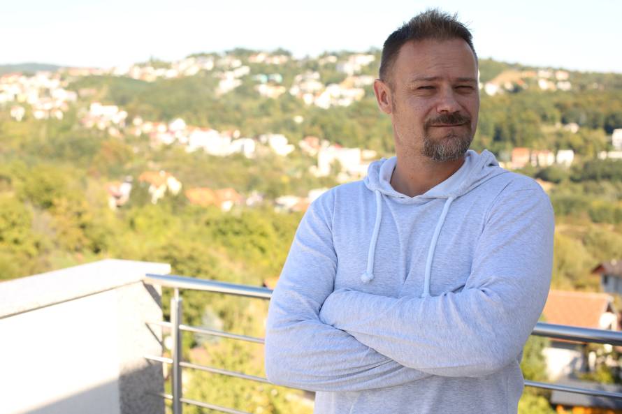 'Cure me se boje': Nikola jelom zavodi, ima recept za prvi spoj