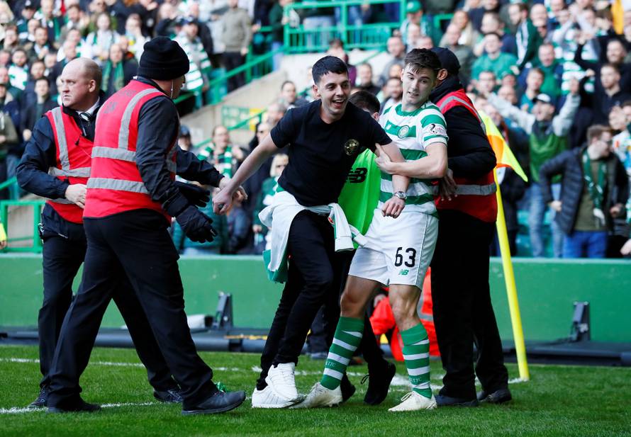 Celticu Old Firm, navijač je s bebom utrčao na teren slaviti