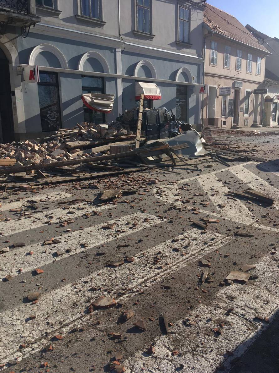 Uživo iz Petrinje: Poginulo je 7 ljudi, grad je u ruševinama...