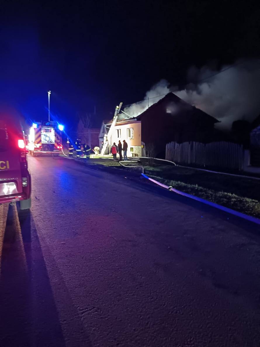 FOTO Užas kraj Slavonskog Broda: 'Žena je sama pokušala spasiti kuću, ali sve je izgorjelo'