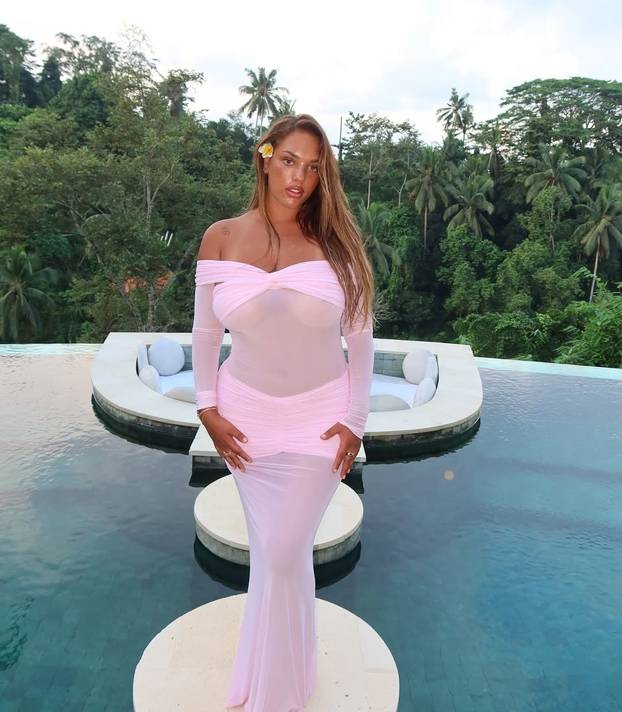 Stjuardesa dala otkaz jer joj je guza prevelika za uski prolaz u avionu. Sad se tješi u Hrvatskoj