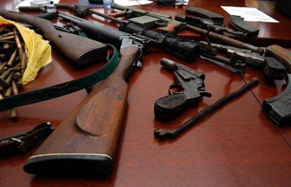 Policija u kući muškarca (36) našla arsenal oružja 