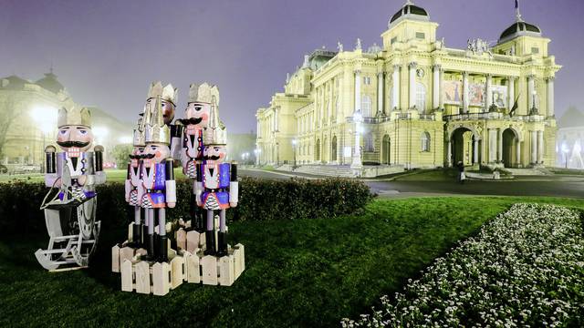 Ispred HNK u Zagrebu postavljene su figure Orašara