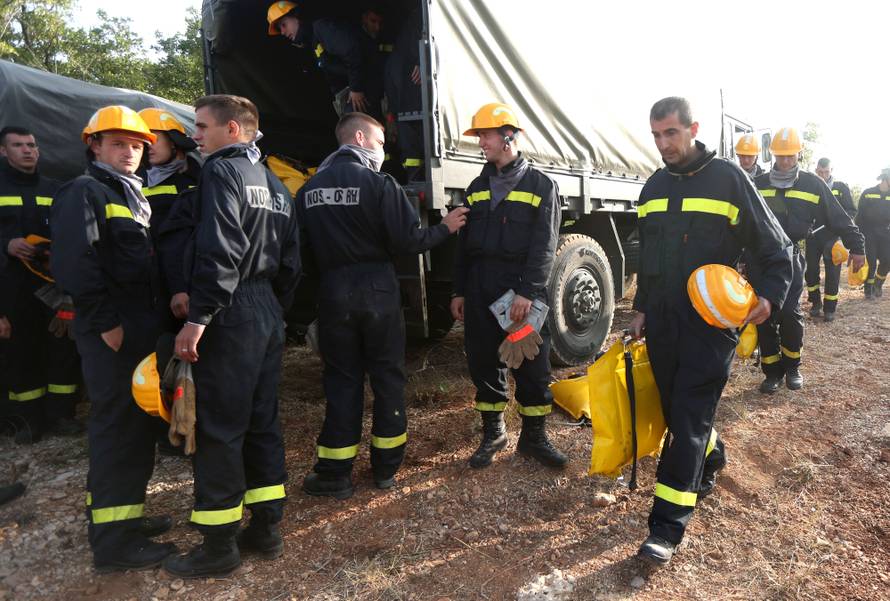 U Đevrskama obranjene kuće, ali jak vjetar i dalje nosi vatru