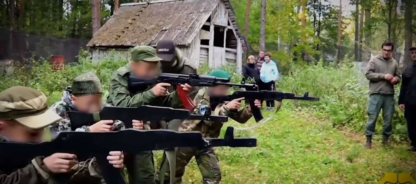 Uče pucati i boriti se: Djecu iz Srbije veterani vode u kampove