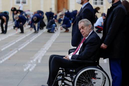 Miloš Zeman mahao kamerama kad je ulazio u bolnicu: Ne zna se razlog zašto su ga odvezli...