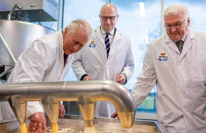 FOTO Kralj Charles radio sir na farmi u Njemačkoj i razgovarao o gnoju: 'Nekako smo zapeli...'