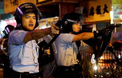 Policajci u Hong Kong prvi put su koristili pravo streljivo