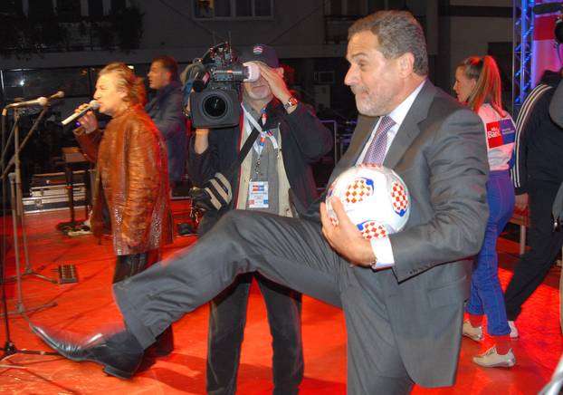 FOTO Na današnji dan rođen je Milan Bandić: Kuhao je, pekao, kopao, padao po snijegu...