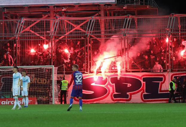 Rijeka: Bakljada tijekom utakmice Rijeke i Hajduka