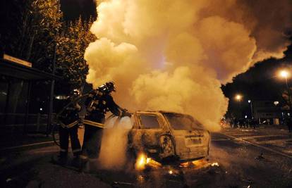 U Silvestarskoj noći zapaljena 1193 vozila diljem Francuske