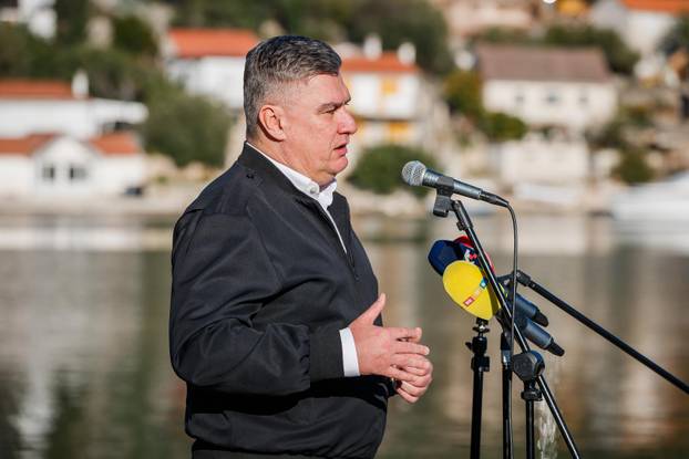 Drvenik Veli: Predsjednik Zoran Milanović položio je vjenac na spomen obilježju “Majka Domovina”