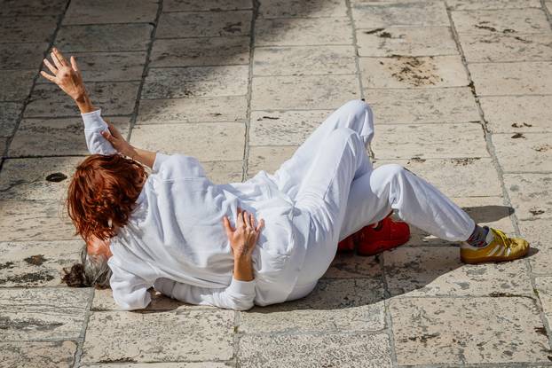 Performans 'Milovanje' na splitskom Peristilu