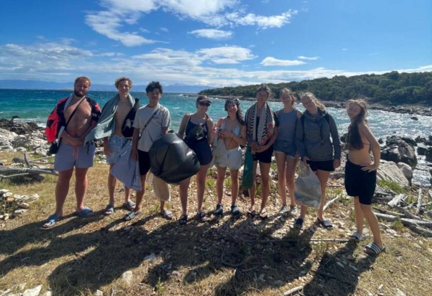 Belgijci čistili na otoku Molatu: Pridružili su se zadarskim izviđačima u ekološkoj akciji