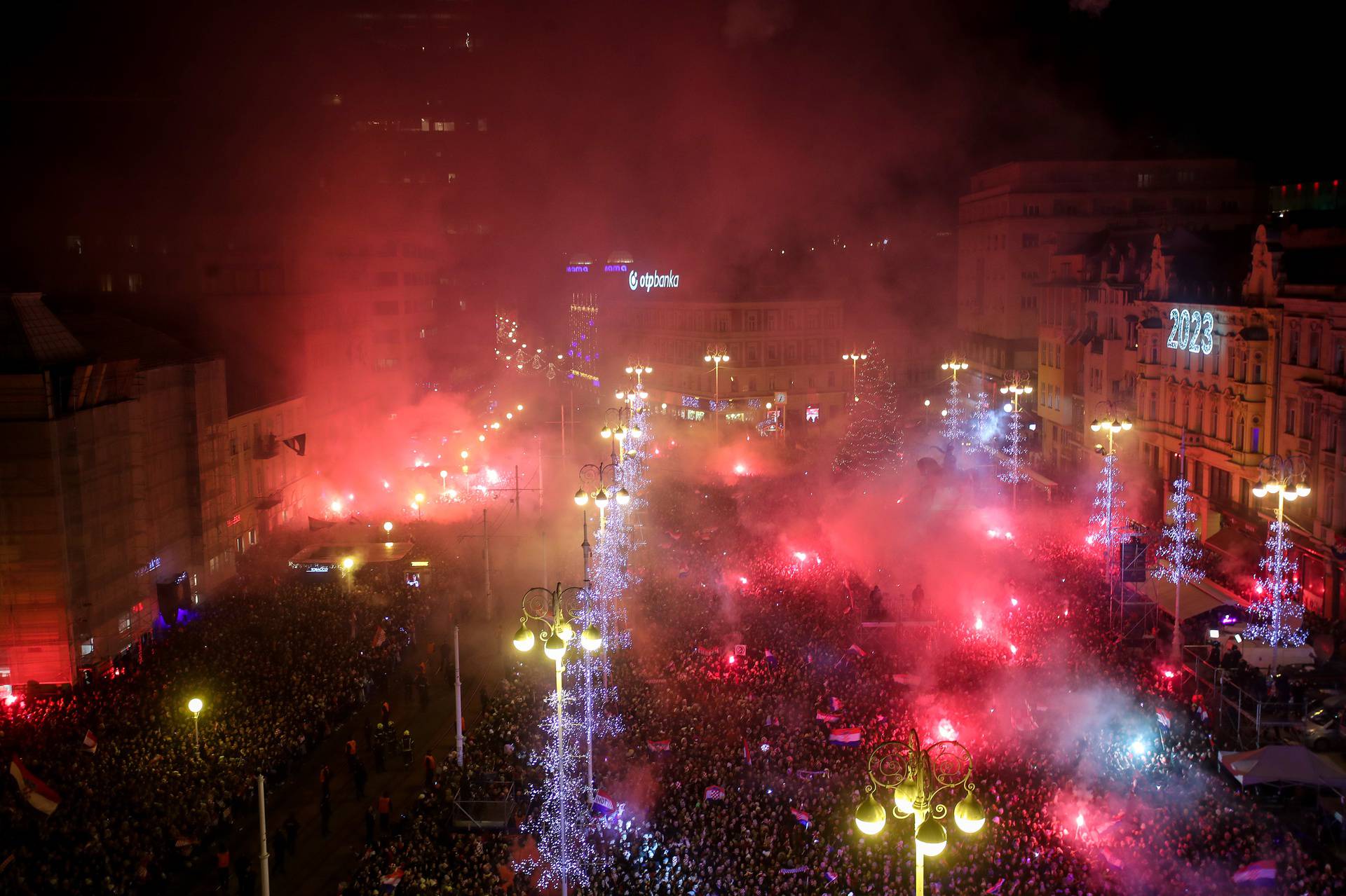 Prava ludnica vlada na Jelačićevom trgu, Vatreni krenuli prema Trgu