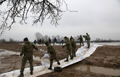 MORH: 300 vojnika angažirano je za obranu od poplava u Sisačko-moslavačkoj županiji...