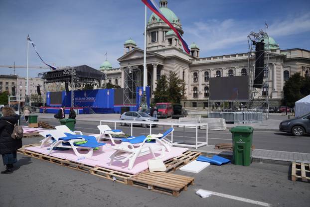 Beograd: Pripreme za trodnevni skup Pokreta za narod i drzavu ispred Narodne skupštine 