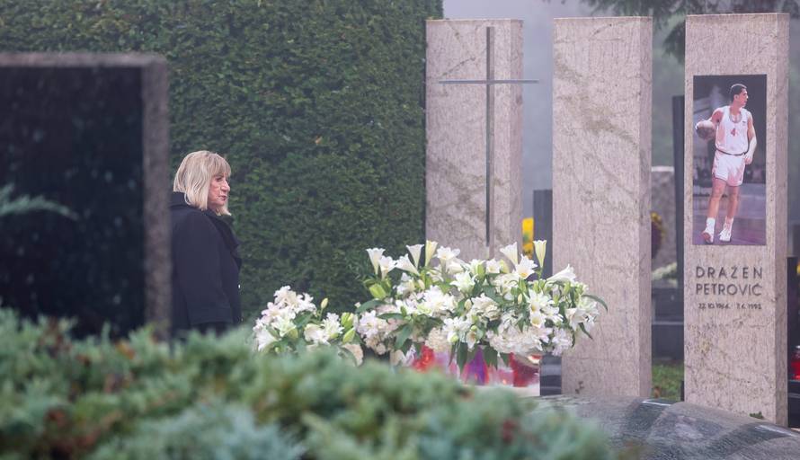 Zagreb: Biserka Petrović na grobu sina Dražena
