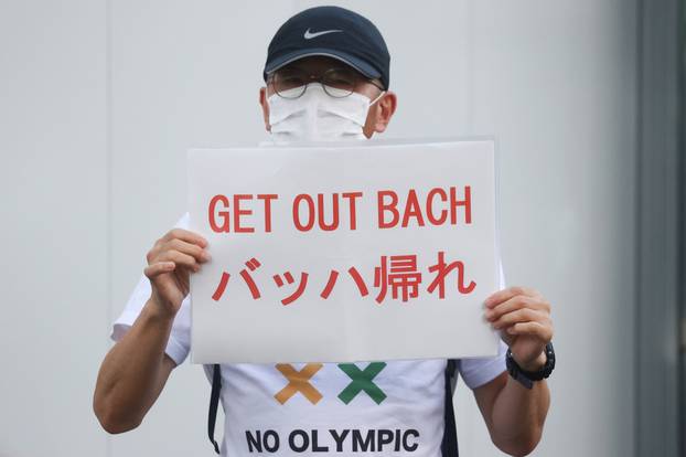 Protest against IOC President Bach in Tokyo