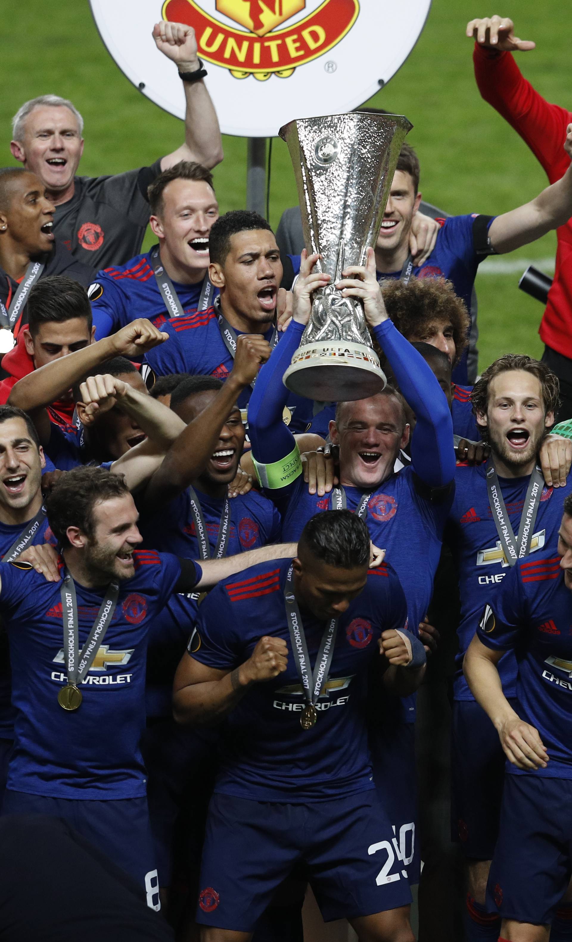 Manchester United's Wayne Rooney lifts the trophy