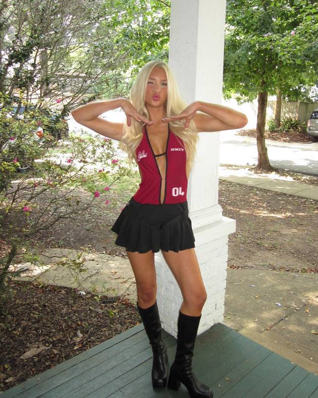 FOTO Otkrili ring djevojke za boksački spektakl. Jedna ima diplomu, druga se već skinula