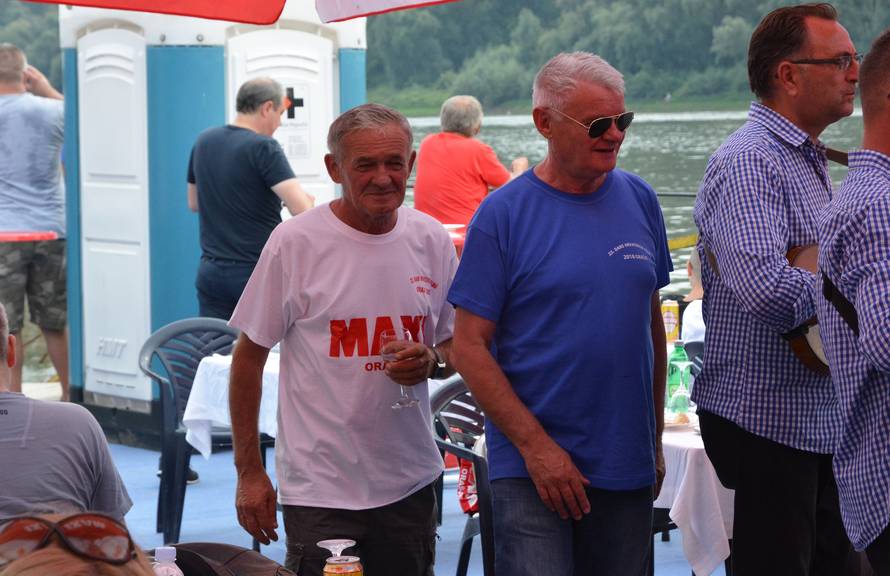 Brinuo je o gostima, išao od stola do stola, častio ih rakijom