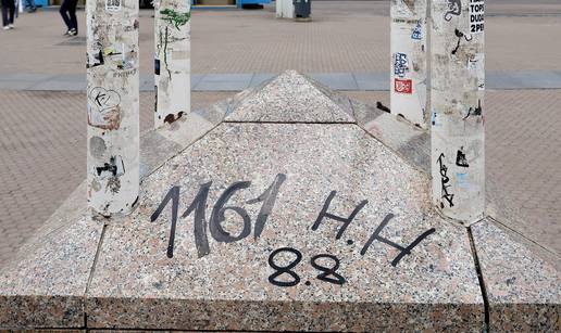 FOTO Vandalizam u Zagrebu! Netko je ispisao nacisti&ccaron;ke simbole na Trgu bana Jela&ccaron;i&cacute;a