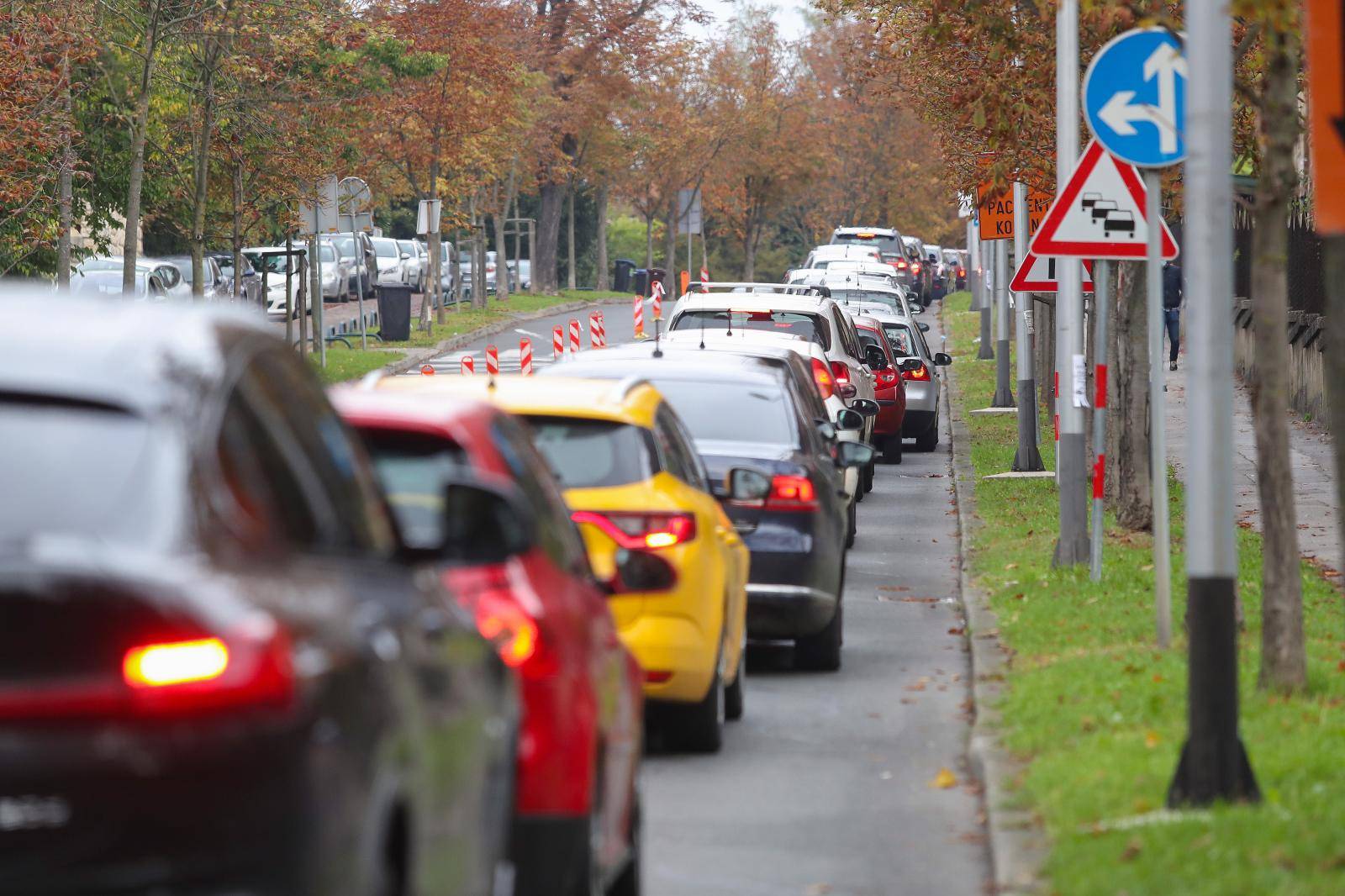Zagreb: Gužva za testiranje na koronavirus, auti stoje u koloni