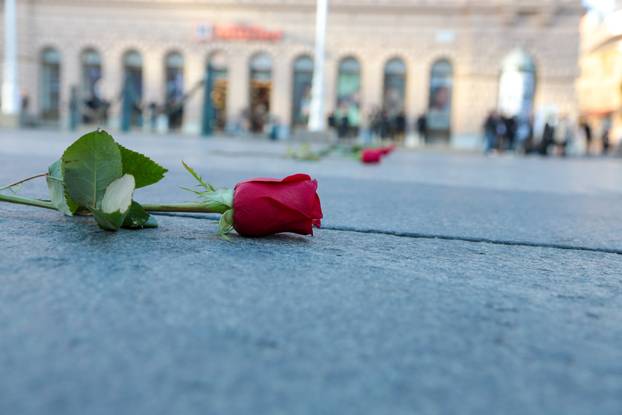 Zagreb: Molitelji krunice na Trgu bana Jelačića