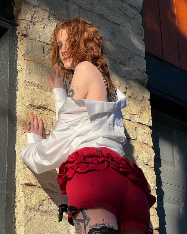 FOTO Visoka je 208 cm, a noge duže od 135: Ova influencerica ne stane ni u krevet ni u auto...