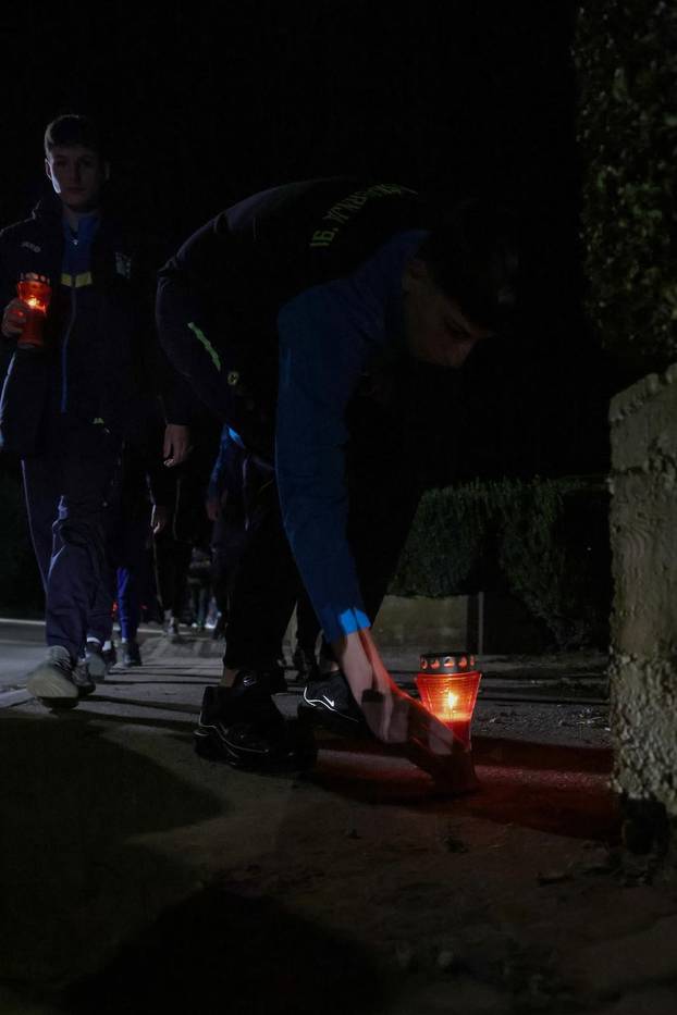 Škabrnja: Odavanje počasti poginulima paljenjem svijeća u Ulici 18. studenog 1991