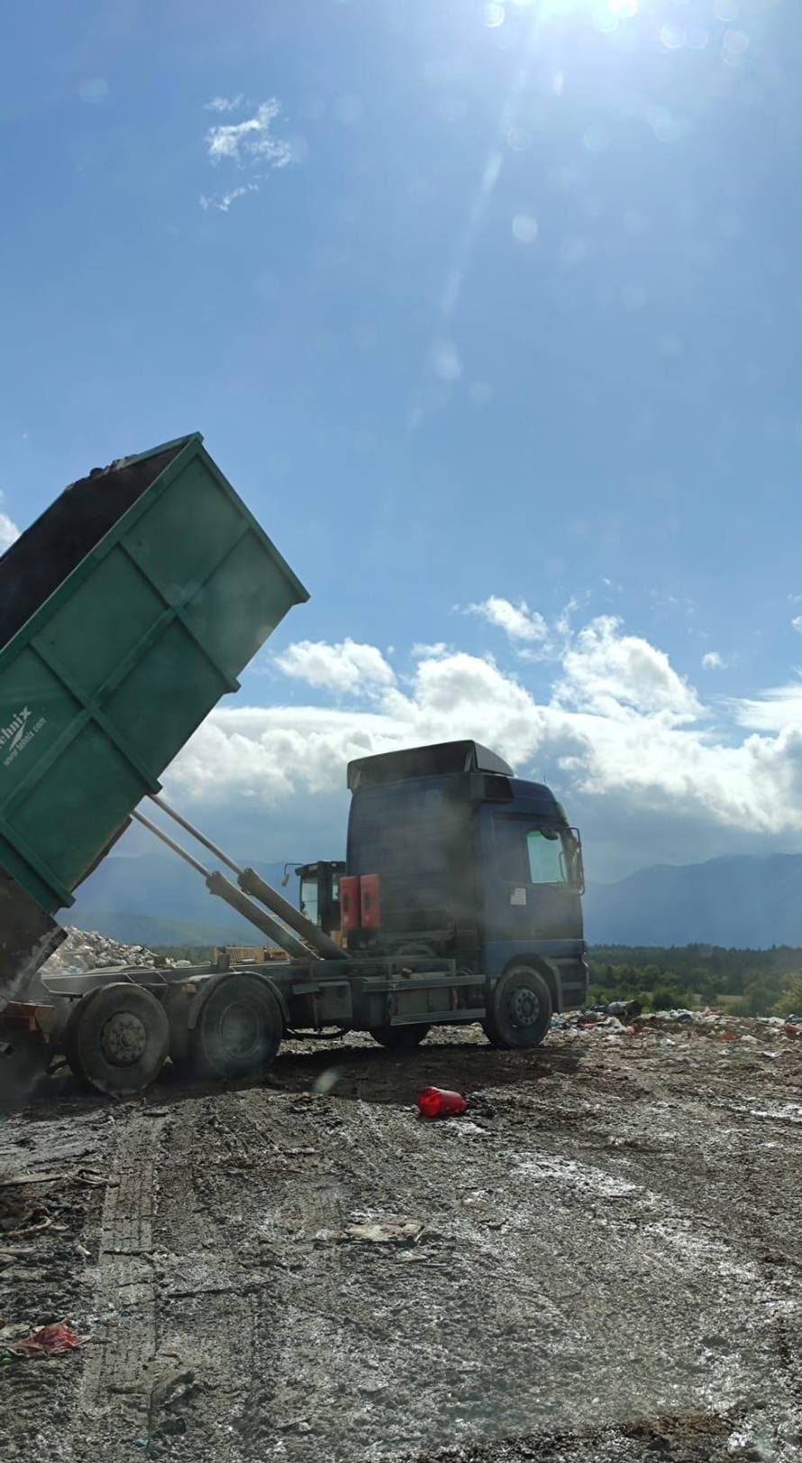 EKSKLUZIVNE SNIMKE: Opasni i plastični otpad bacali su i na gradsko odlagalište u Gospiću!
