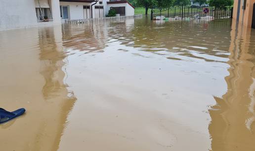 Upute u slučaju poplava: Hrana i voda mogu biti kontaminirane, provjerite što možete koristiti