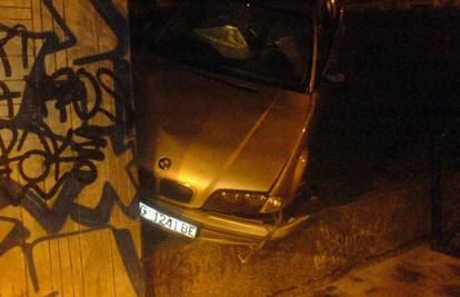 Vozač BMW-om sletio s ceste i udario nadvožnjak