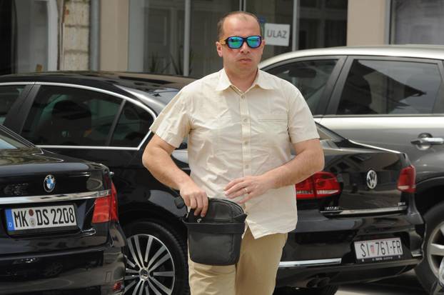 Tisno: Ministar Siniša Hajdaš Don?i? na potpisivanje ugovora došao je ležerno odjeven