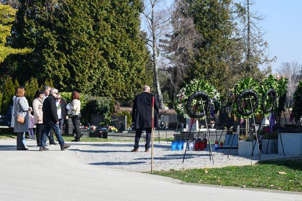 Zagrepčani posjećuju grob Milana Bandića na petu obljetnicu smrti 
