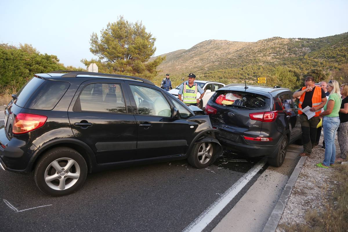 Sudarila su se dva vozila u koloni, dvoje ljudi je ozlijeđeno