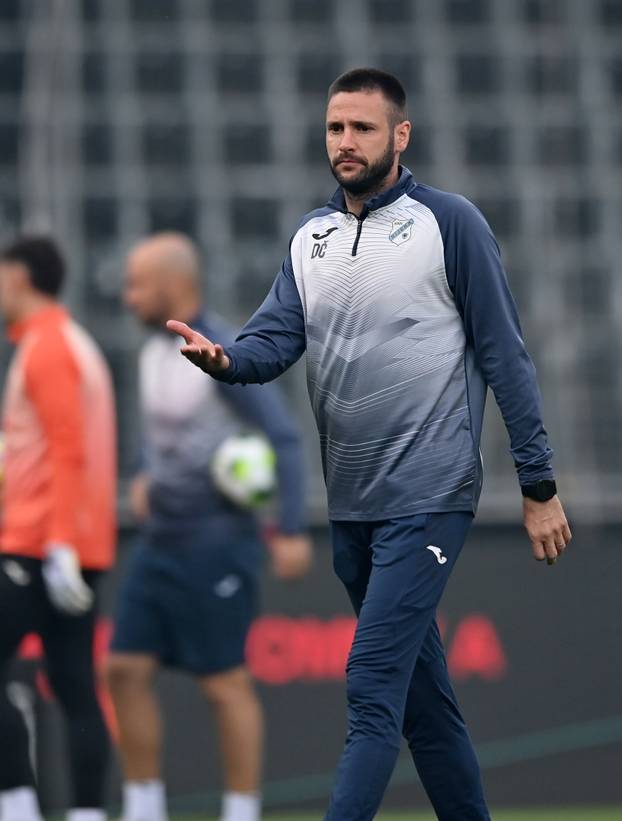 Zagrijavanje nogometaša uoči početka utakmice Midtjyllanda i Rijeke u play-offu za ulazak u UEFA Konferencijsku ligu