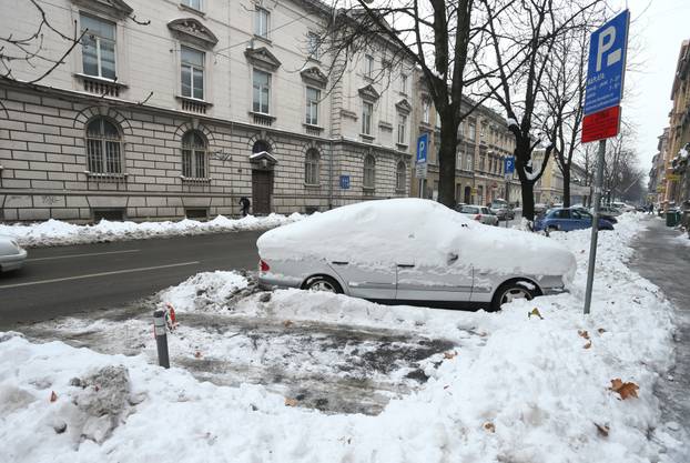 Zagreb: Djelatnici zagrebačkog Holdinga čiste snijeg po gradu