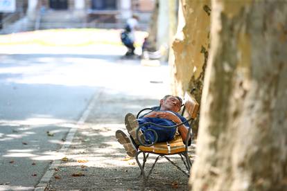 FOTO Vrućine ispraznile Zagreb. Turisti spavaju po livadama, a svi se osvježavaju i na zdencima